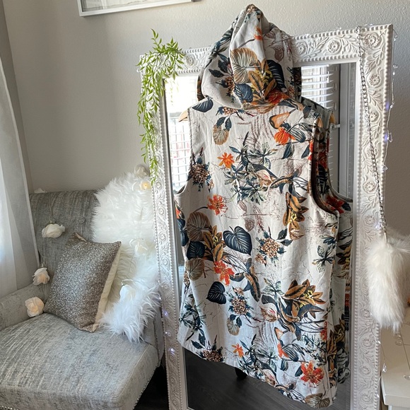 Sleeveless Floral Hooded Vest NWOT - Picture 2 of 7